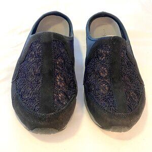 Easy Spirit Slip on Traveltime Clogs Wide (9WW)